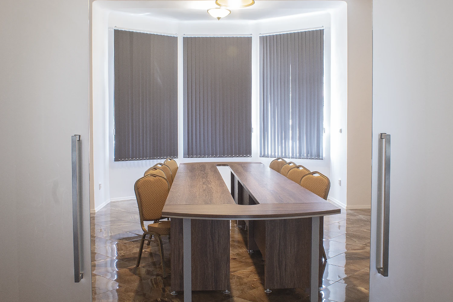 abegu-zasedaci-mistnost-01-v02